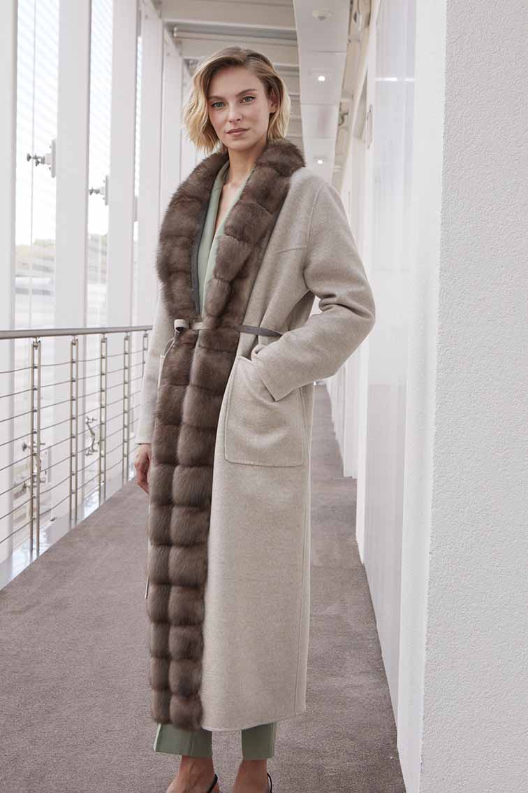 Reversible elegant coat fur trimmed