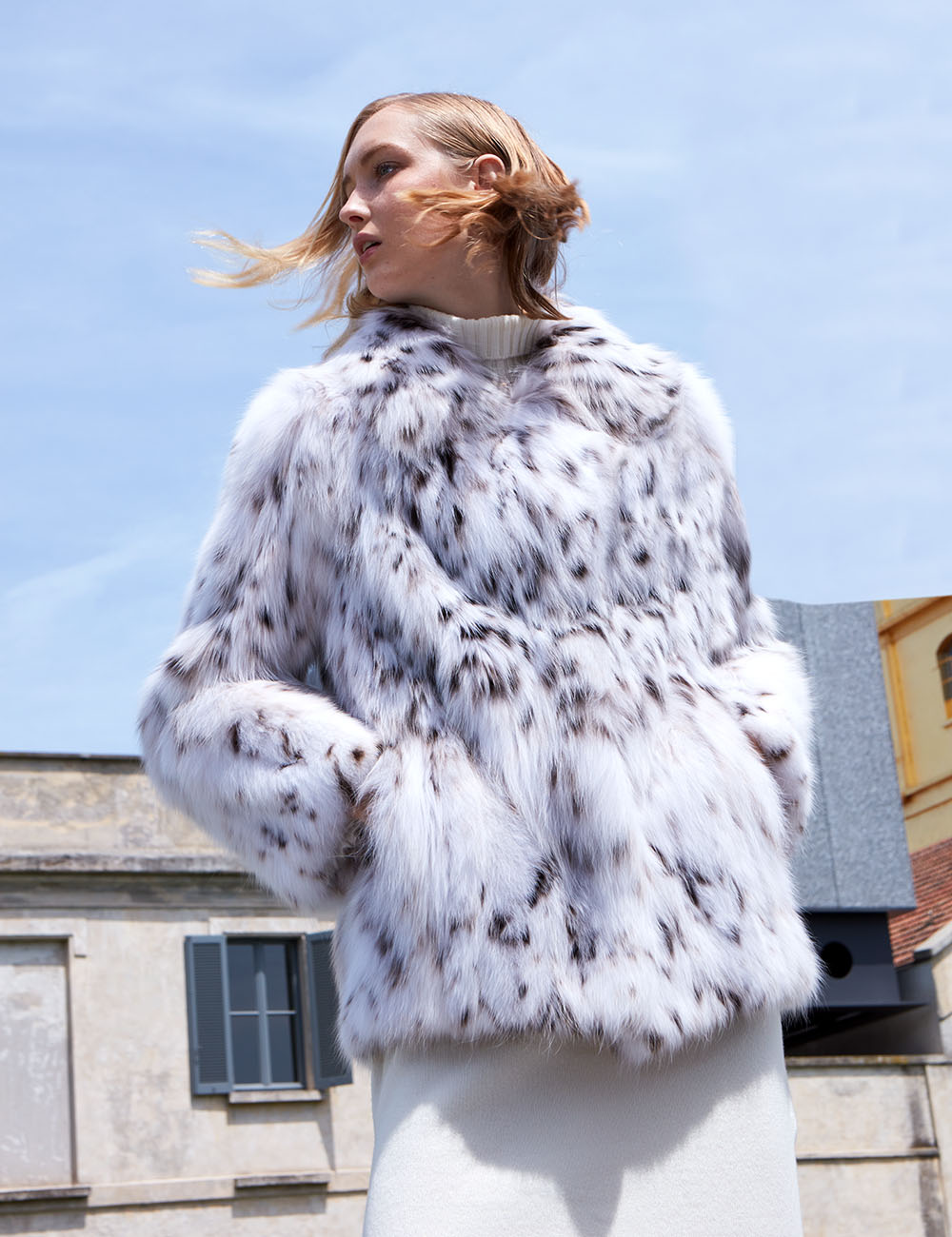 Precious and elegant white linx jacket with lapels and side slit pockets, closure with fur hooks and 1 button. 